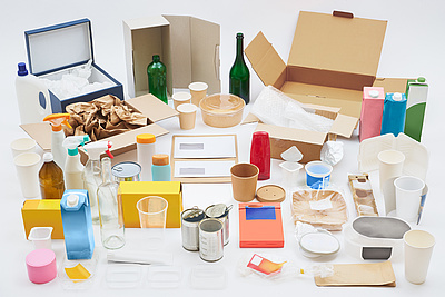 Beim Anklicken startet der Download des Bildes  Verpackungen aus allen Materialfraktionen