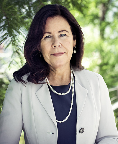 Beim Anklicken startet der Download des Bildes Gunda Rachut - Portraitbild draußen.